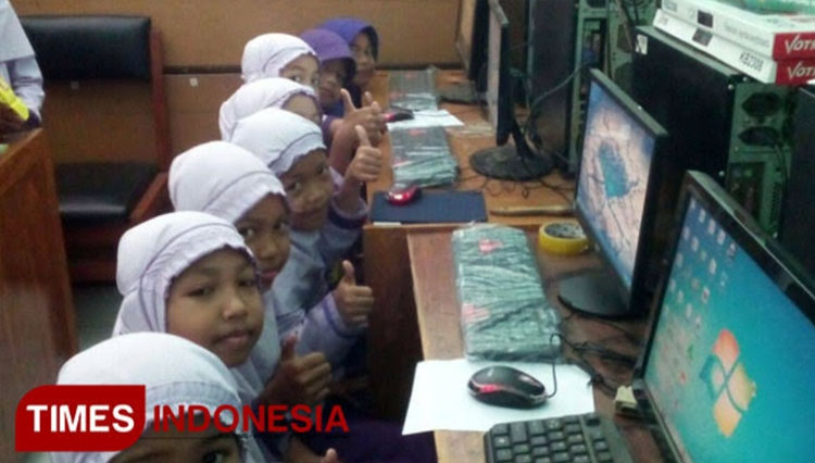 Ilustrasi - Siswa belajar mengoperasikan teknologi komputer di sekolah. (FOTO: Dok. TIMES Indonesia) 