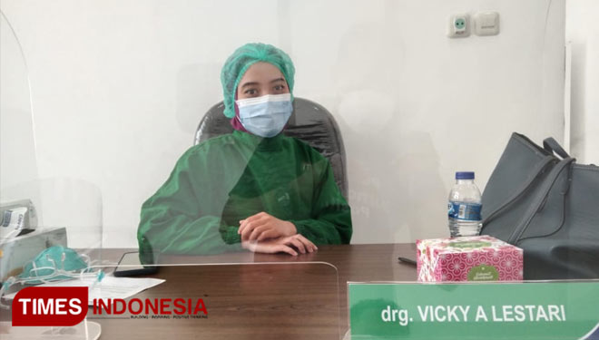 drg. Vicky Aditya Lestari memberikan keterangan pada awak media Times Indonesia (Foto : Dimas Reza Yogatama For Times Indonesia)
