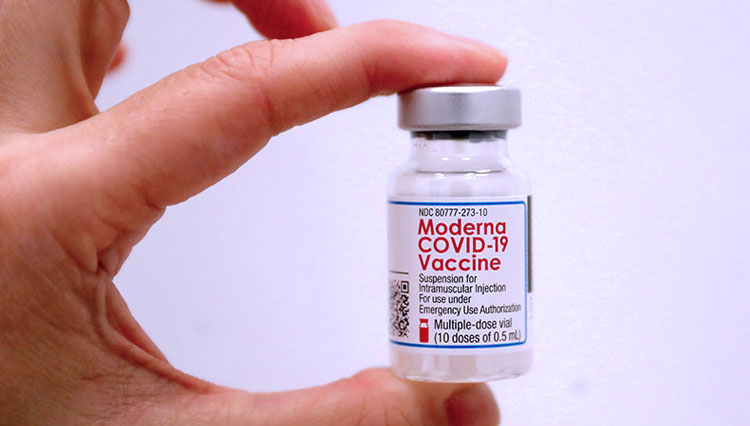 Petugas kesehatan memegang botol vaksin COVID-19 Moderna di New York, AS, Januari 2021. (FOTO: ANTARA/Reuters)