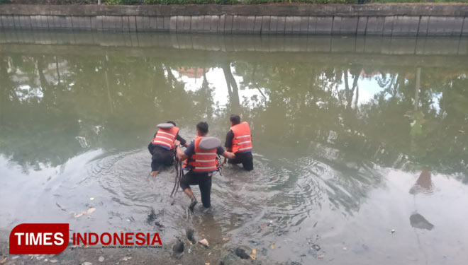 Remaja Yang Tenggelam Saat Mencari Iphone Di Sungai Mas Berhasil Ditemukan Times Indonesia 9411