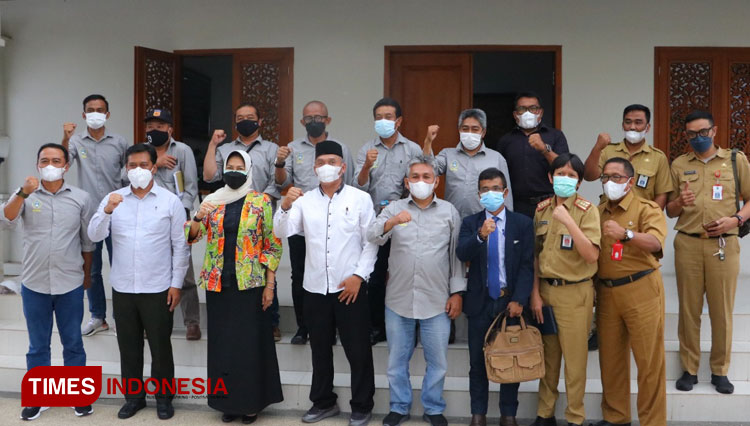 Pengurus Askot PSSI Kota Batu berfoto bersama Wali Kota Batu, Dra Hj Dewanti Rumpoko setelah membahas penggunaan lapangan bola Stadion Gelora Brantas untuk relokasi pedagang. (Foto: Muhammad Dhani Rahman/TIMES Indonesia)