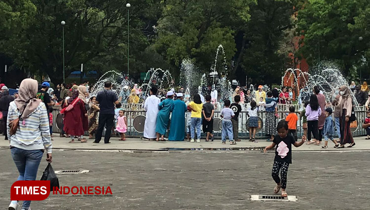 Suasana taman kota Alun-Alun Kota Malang yang ramai dikunjungi saat akhir pekan, Minggu (31/10/2021) lalu. (Foto: Rizky Kurniawan Pratama/TIMES Indonesia)