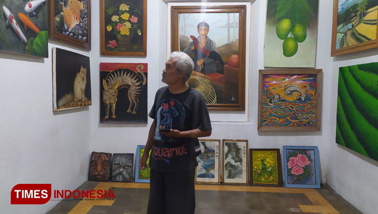 Harya menunjukkan karya lukisannya di Galeri Lukisan Bondowoso a