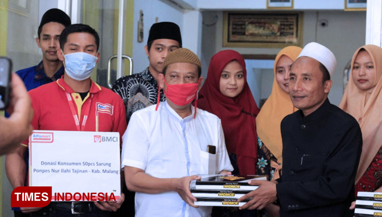 Donasi Konsumen, Alfamart dan BMCI Salurkan 50 Sarung ke Pondok Pesantren Nur Ilahi