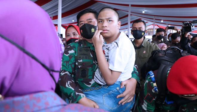 Panglima TNI Marsekal TNI Hadi Tjahjanto mengendong anak disabilitas dalam acara dukungan psikososial bagi anak-anak terdampak Covid-19 dengan tema “Peduli Anak, Indonesia Tangguh”, Selasa (2/11/2021). (foto: Puspen TNI)