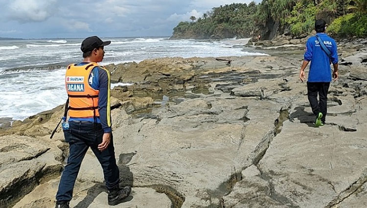 Proses pencarian korban kecelakaan laut pantai Karapyak (Foto : TAGANA)