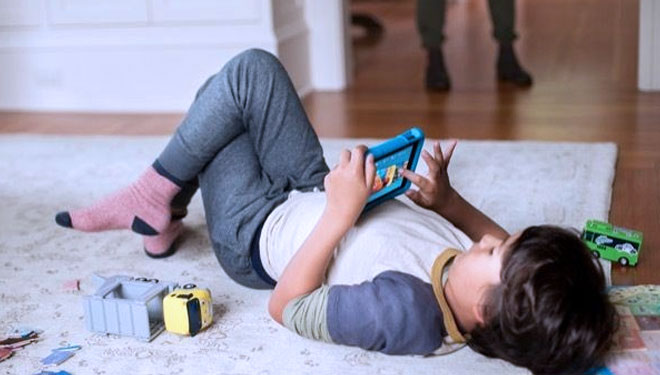 Ilustrasi anak saat memainkan gadget (FOTO: Pinterest)