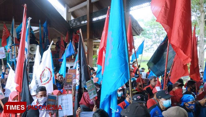 Ratusan buruh yang tergabung dalam Aliansi Buruh Sumedang Menggugat (ABSM) saat melakukan aksi unjuk rasa di kantor IPP Sumedang (FOTO: Alan Dahlan/TIMES Indonesia)