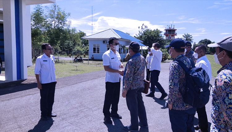 Bupati Pulau Morotai Benny Laos menyambut kunjungan Direktur Pengembangan Kawasan Permukiman Direktorat Jendral Cipa Karya PUPR RI, Ir. Johanes Wahyu Kusumo Susanto di Morotai. (Foto: Humas For TIMES Indonesia)