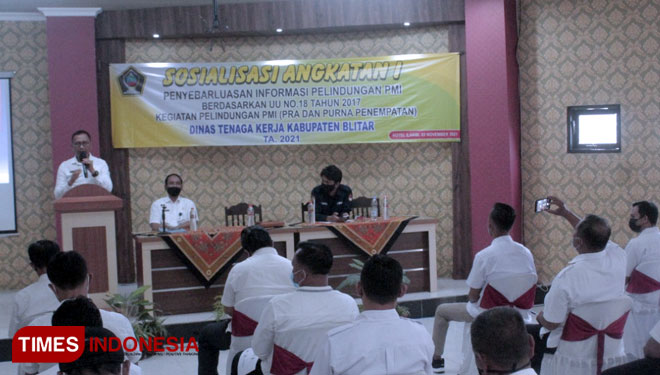Disnaker Kabupaten Blitar menggelar Sosialisasi Perlindungan PMI di Hotel Ilhami Kecamatan Ponggok Kabupaten Blitar Jawa Timur, Rabu (3/11/2021). (Foto: Sholeh/TIMES Indonesia)
