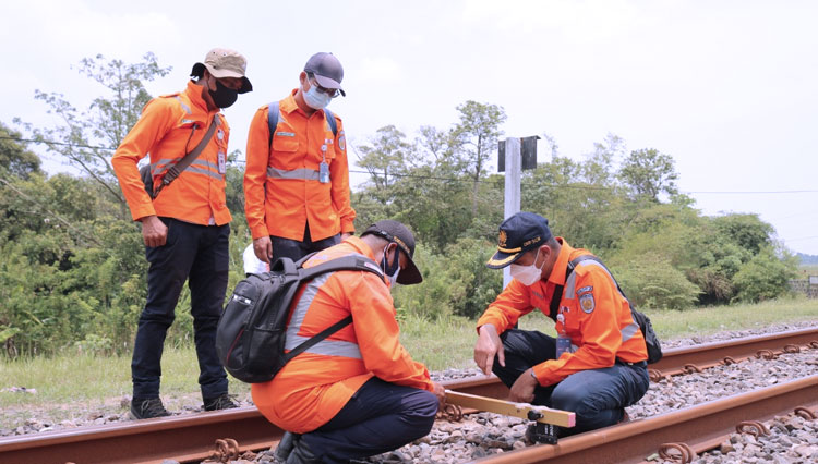 Petugas saat perbaiki jalur rek kereta api.(Foto: Humas PT KAI Daop 3 Cirebon)
