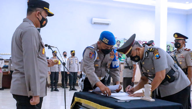 Upacara serah terima jabatan dipimpin langsung Kapolres Jombang AKBP Agung Setyo Nugroho di Gedung Graha Bhakti Bhayangkara Polres Jombang, Rabu (3/11/2021) (FOTO : Humas Polres Jombang)