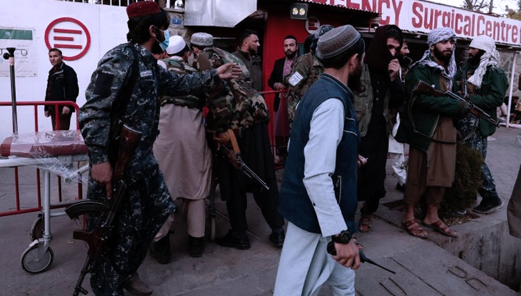 Pejuang Taliban memeriksa rekan-rekannya yang terluka di pintu masuk rumah sakit darurat di Kabul. (FOTO: Al Jazeera/Reuters)