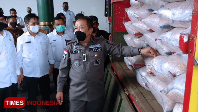 Bupati Jember Hendy Siswanto dan Wakil Bupati Firjaun Barlaman saat akan memberangkatkan jagung ke Blitar. (Foto: Arip Ripaldi TIMES Indonesia)