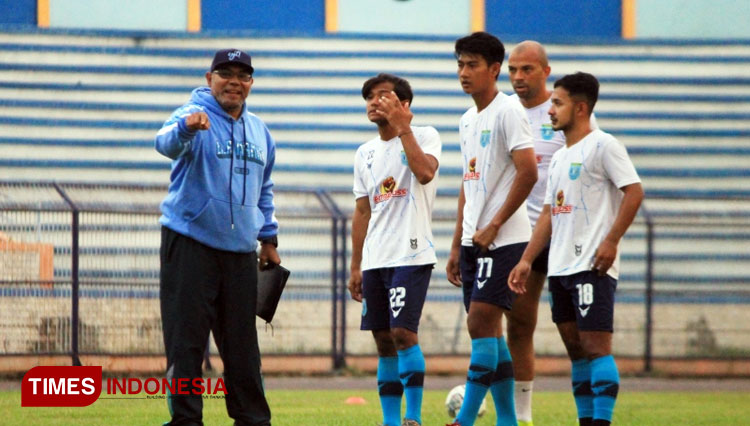 Pelatih Persela Lamongan, Iwan Setiawan, memberikan arahan kepada pemainnya. (FOTO: MFA Rohmatillah/ TIMES Indonesia)