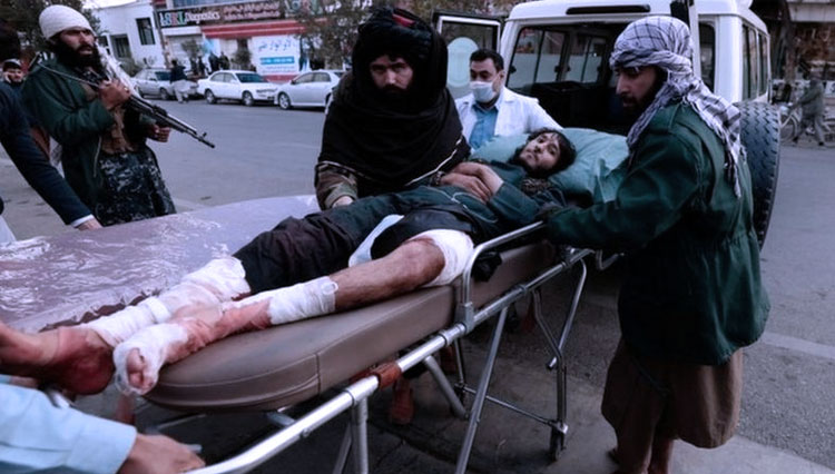 Seorang-pejuang-Taliban-dibawa-ke-rumah-sakit-setelah-terluka-dalam-salah-satu-ledakan.jpg