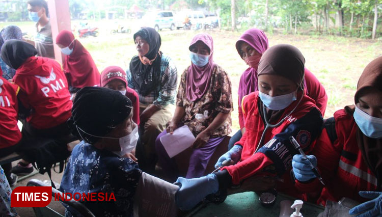 Pelajar SMK Kesehatan Wonosari Yogyakarta sedang melakukan screening tekanan darah dalam kegiatan vaksinasi warga  Kalurahan Duwet, Kapanewon Wonosari, Kabupaten Gunungkidul, Sabtu (30/10/2021). (Foto-foto: SMK Keswari for TIMES Indonesia)