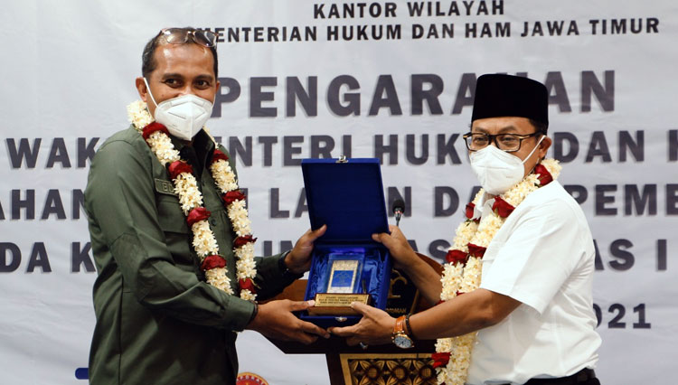 Wakil Menteri Hukum dan HAM RI, HAM, Prof. Edward O.S Hiariej saat bersama Walikota Malang Sutiaji (Foto: Kantor Imigrasi Malang)
