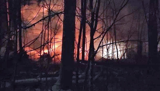 Api berkobar di area 300 meter persegi saat pesawat Antonov-12 itu jatuh di hutan yang diselimuti salju basah lebat di Irkutsk. (FOTO: The Moscow Times)