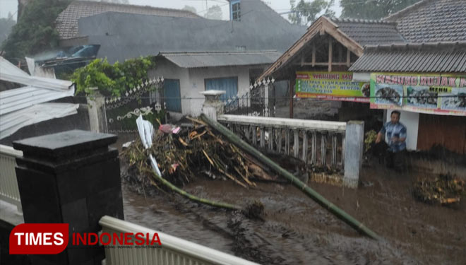 Banjir-Bandang-Batu-3.jpg