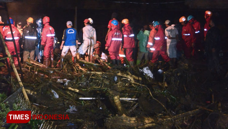 Banjir Bandang Kota Batu, Petugas Temukan Korban Meninggal Dunia