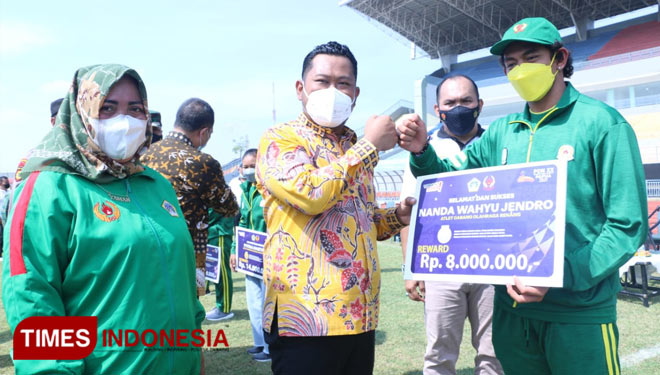 Bupati Gresik Fandi Akhmad Yani saat memberikan reward ke atlet (Foto: Akmal/TIMES Indonesia).