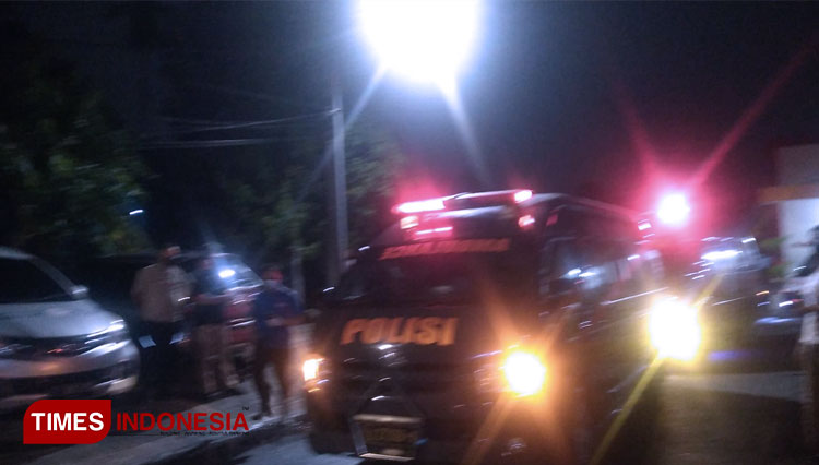 Ambulance jenazah Vanessa Angel dan suami saat berangkat dari Surabaya menuju rumah duka, Kamis (4/11/2021). (Foto: Khusnul Hasana/TIMES Indonesia)