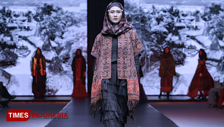 Koleksi Ali Charisma pada  Sustainable Muslim Fashion ISEF 2021. (FOTO A: istimewa for TIMES Indonesia)Koleksi designer Itang Yunasz pada acara Sustainable Muslim Fashion ISEF 2021.(FOTO B: istimewa for TIMES Indonesia)Inilah koleksi designer Ria Baraba y