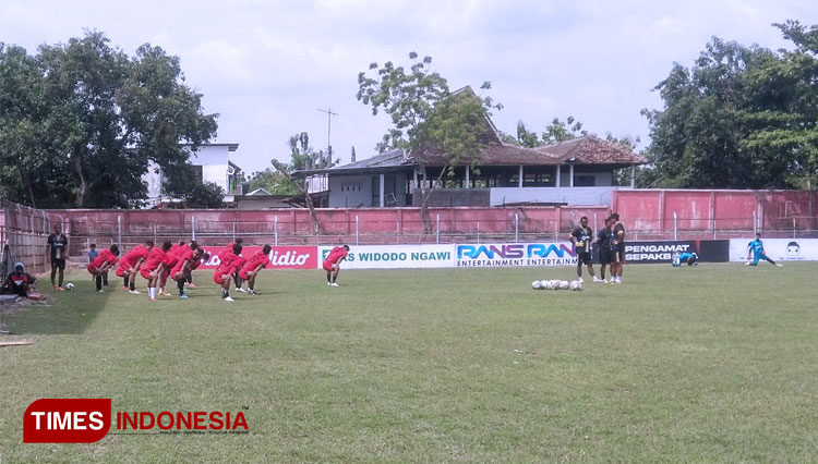 Pemain Persinga Ngawi saat berlatih di stadion Ketonggo Ngawi. (Foto: M. Miftakul/TIMES Indonesia)