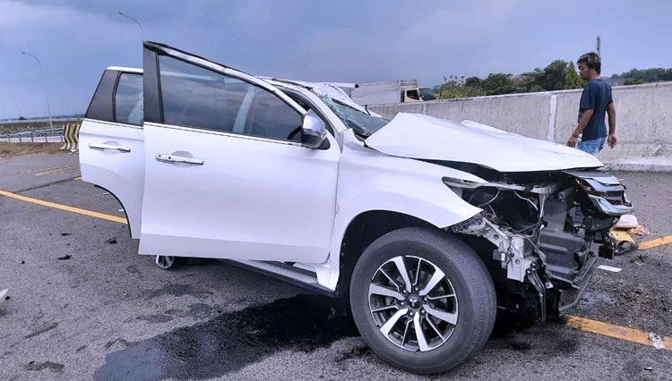 Mobil Vanessa Angel dan suami saat mengalami kecelakaan di Tol Jombang. (Foto: Istimewa).