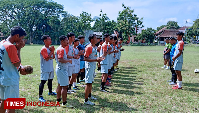 Skuad Persemag Magetan saat menjalani latihan terakhir di Lapangan Mangkujayan, Kabupaten Magetan, Jawa Timur, Kamis (4/11/2021). (FOTO: Aditya Candra/TIMES Indonesia)