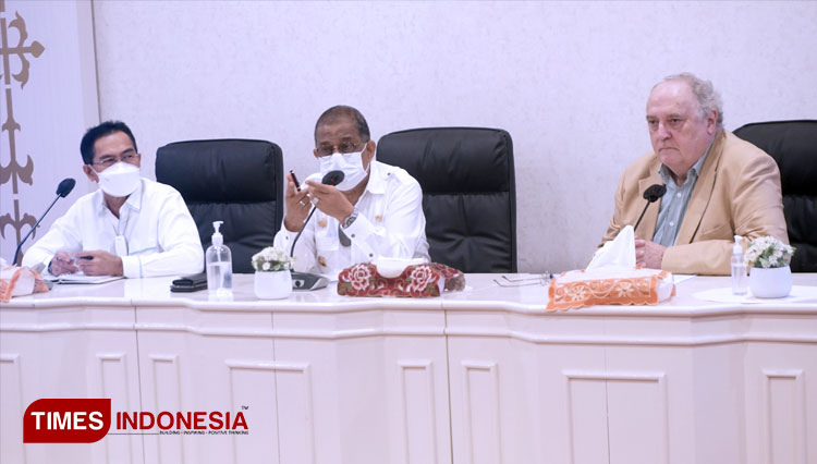 Wali Kota Ambon, Richard Louhenapessy, yang didampingi oleh Wakil Walikota Syarif Hadler, Sekretaris Kota A.G Latuheru dan OPD terkait, dalam rapat bersama dengan Kedutaan Kerajaan Belanda, yang diwakili Kepala Economic Affair, Hans de Branbander dan sta