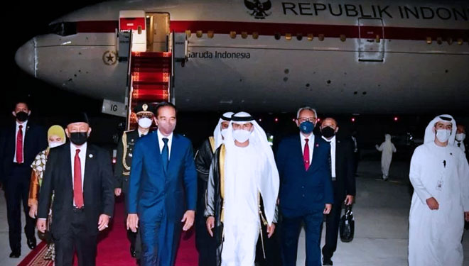 Presiden RI Joko Widodo tiba di Abu Dhabi, Persatuan Emirat Arab (PEA) pada Selasa (2/11) waktu setempat. (foto: ANTARA/HO-Biro Pers Sekretariat Presiden/Laily Rachev)