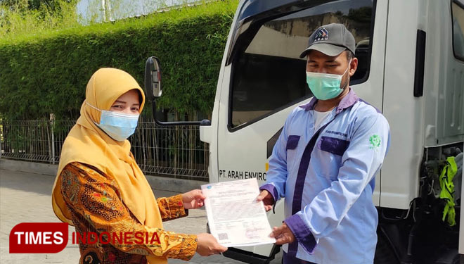 Suasana penyerahan obat kedaluwarsa milik RSUD Sleman yang akan dimusnahkan oleh pihak ketiga yaitu PT Arah Environmental Indonesia. (FOTO: Humas RSUD Sleman for TIMES Indonesia)