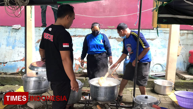 Sentra Dapur Umum Bagi Korban Banjir Kota Malang Siapkan 1500 Porsi Per Hari Times Indonesia 4172