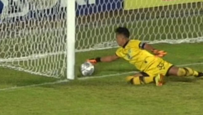 Tendangan bebas stiker Persebaya Jose Wilkson yang nampak melewati garis gawang kiper Persela Dwi Kusworo tak disahkan wasit. (FOTO: Tangkapan layar)
