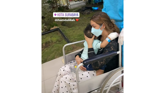 Anak Vanessa Angel, Gala Sky Ardiansyah bersama Delta Hesi saat tiba di RS Bhayangkara, Kamis (4/11/2021) malam. (Foto: Story Instagram Tom Liwafa)  