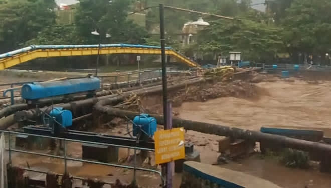 Jembatan Sengkaling putus dan tidak bisa dilewati menyusul banjir pada Kamis (4/11/2021). (Foto: istimewa). Warga setempat yang menyaksikan di jembatan. 3. Air sungai meluap menerobos Jembatan Sengkaling.