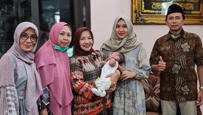 Politisi PKB Hj Lathifah Shohib (tengah) saat mengunjungi salah satu keluarga ABK yang istrinya baru saja melahirkan. (Foto: Dok. Lathifah for TIMES Indonesia)