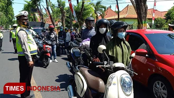 Ilustrasi - Masyarakat saat berkendara mobil dan motor. (FOTO: dok TIMES Indonesia)