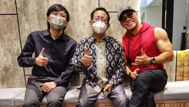Batik yang dikenakan Profesor Zubairi Djoerban diapit hoodie merah yang dipakai Deddy Corbuzier dan kemeja hitam dr Tirta - (FOTO: Twitter @ProfesorZubairi)