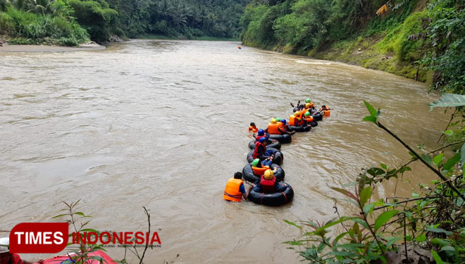 Kegiatan River Tubing yang dilakoni siswa SBS Yes Bekasi Utara di Balokang Patrol menerapkan standar keselamatan yang ketat (foto:Susi/TIMES Indonesia)