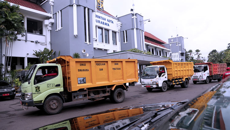 Bantu Batu, Pemkot Surabaya Kirim 60 Personel hingga Alat Berat