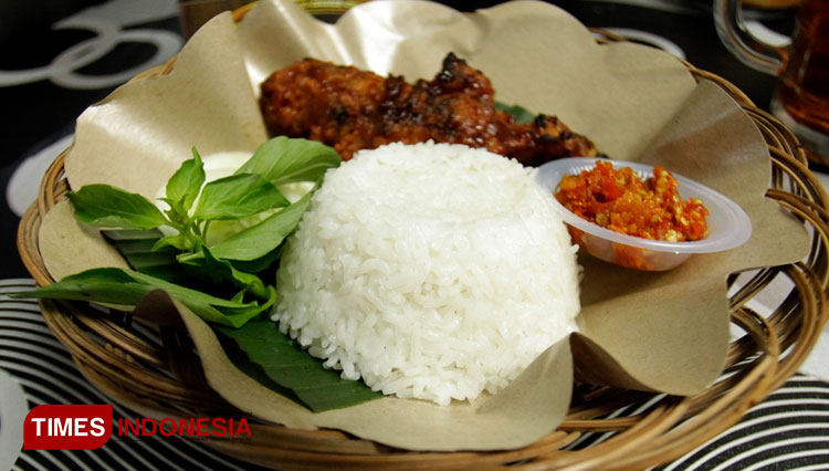Ayam Geprek Ngebul, spicy grilled chicken with salsa you could find at Dapur Jawara Ngebul dan Gongso, Probolinggo. (PHOTO: Ryan/TIMES Indonesia)