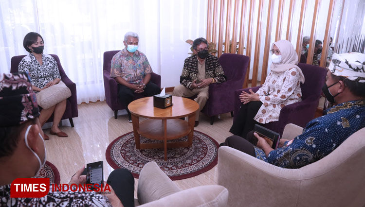 Bupati Banyuwangi Ipuk Fiestiandani Azwar Anas saat menerima kunjungan Bupati Sabu Raijua Provinsi Nusa Tenggara Timur (NTT), Nikodemus N. Rihi Heke (Foto: Rizki Alfian/TIMES Indonesia)