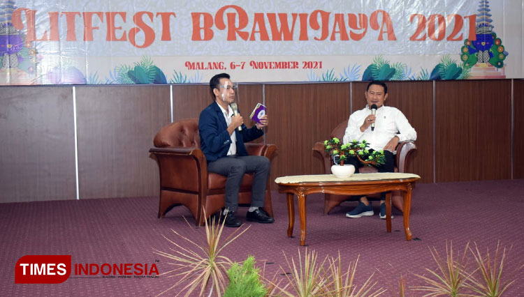 Bupati Lamongan Yuhronur Efendi mengenalkan Lamongan Megilan sebagai cerminan karakter dan budaya masyarakat dalam talk show yang berfokus pada literasi budaya dalam Litfest Brawijaya 2021, Sabtu (6/11/2021). (Foto: Prokopim Lamongan for TIMES Indonesia)