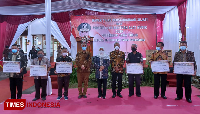 Beri Alat Musik ke GKJW Malang, Gubernur Jatim Tekankan Komitmen Persaudaraan Sejati