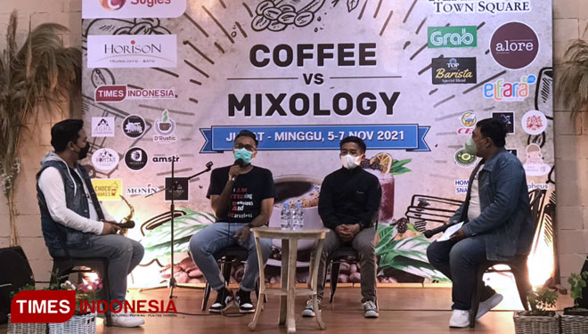Dua pemateri yakni Mr Sivaraja dan Sukron saat menjelaskan seputar kopi di acara Talk show bersama Matos. (Foto: Naufal Ardiansyah/TIMES Indonesia)