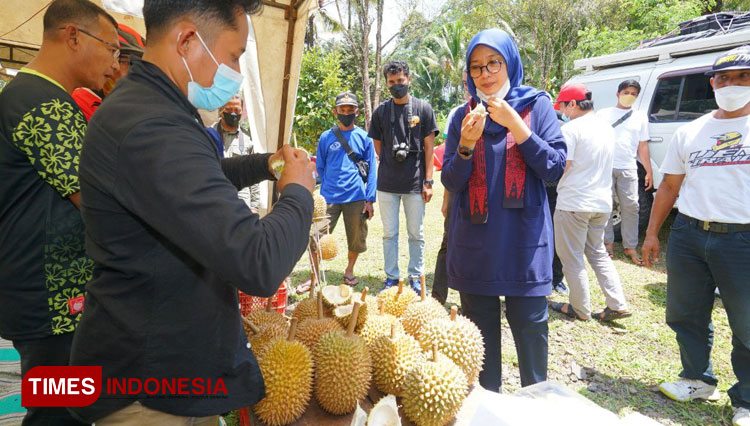 Bupati Banyuwangi Ipuk Fiestiandani Azwar Anas saat mencicipi buah durian (Foto: Rizki Alfian/ TIMESIndonesia)