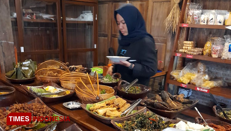 Buffet style dining with all Yogyakartan typical food served at Warung Parikaton Malang. (Photo: Khodijah Siti/TIMES Indonesia)